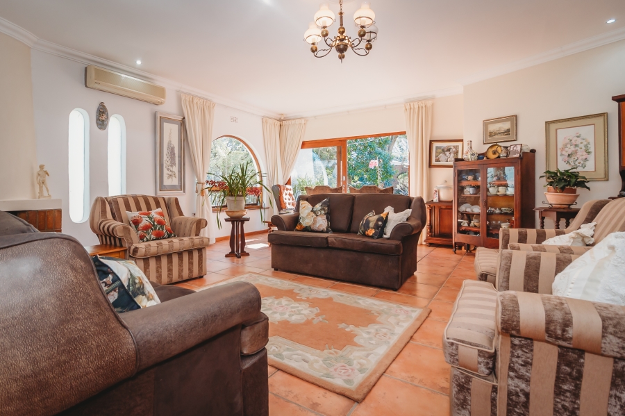 4 Bedroom Property for Sale in Glen Barrie Western Cape